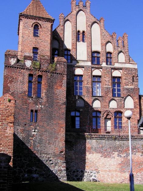 Zdjęcie nr 1 (20)
                                	                                   Toruń, tzw. Dwór Mieszczański, jeden z wielu przykładów gotyku, który w młodości kształtował wyobraźnię S. Przybyszewskiego. Średniowieczne zabytki miasta były inspiracją dla jego twórczości.
                                  
